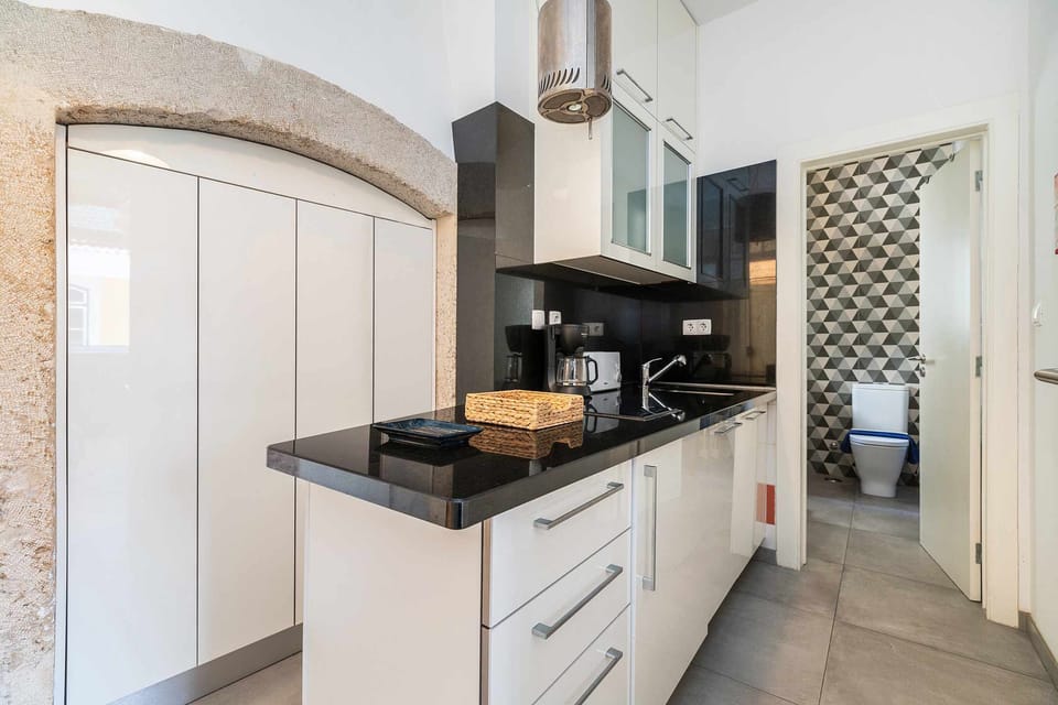 Full-size fridge, microwave, oven, stovetop