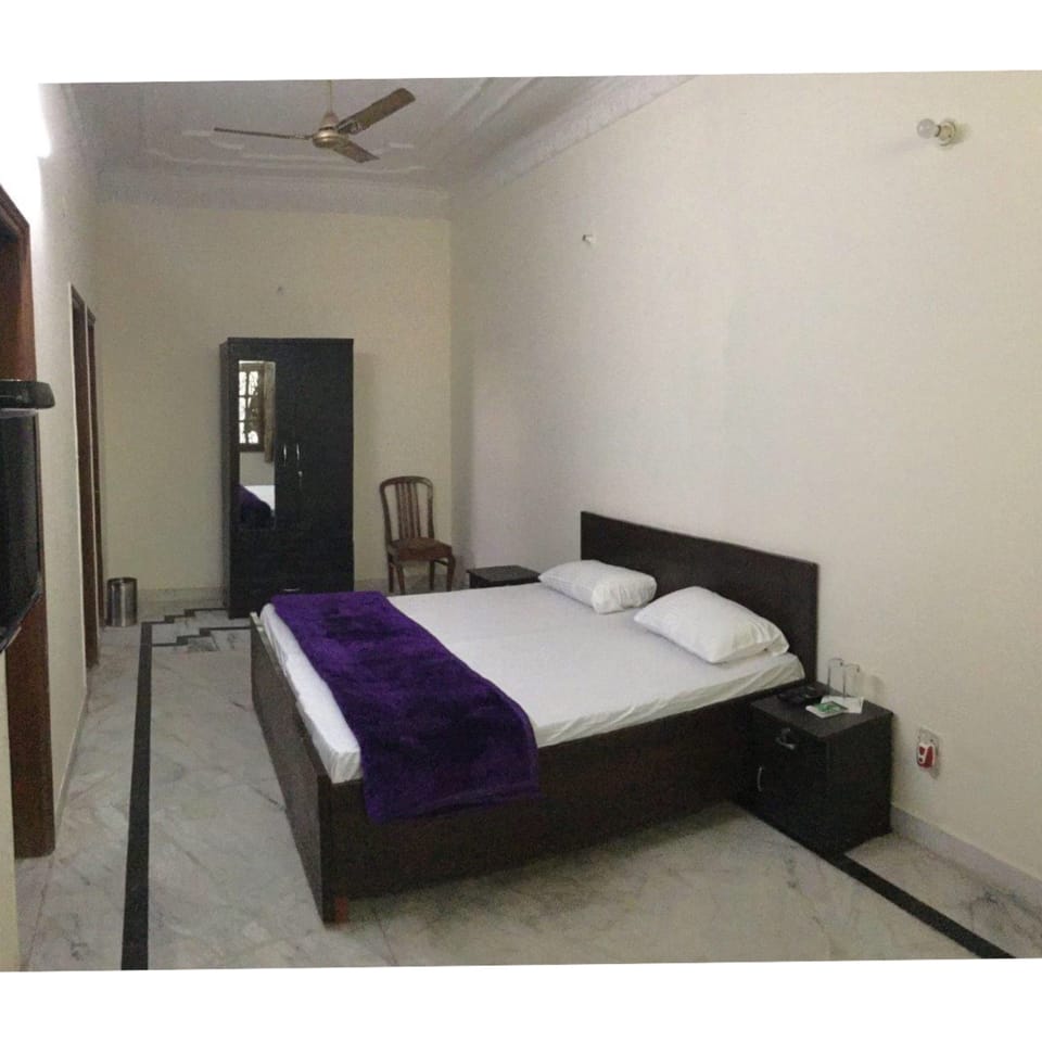 Standard Double Room, 1 King Bed | In-room safe, desk, rollaway beds, free WiFi