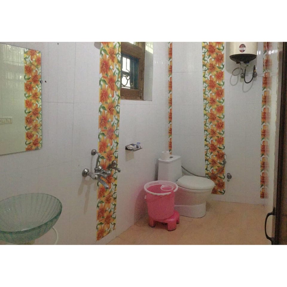 Superior Double Room, 1 King Bed | Bathroom | Shower, free toiletries