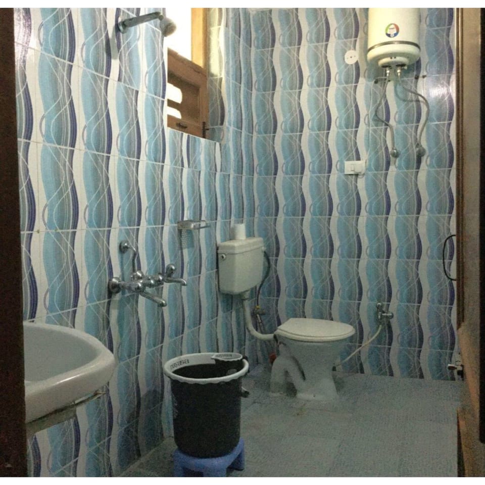 Shower, free toiletries