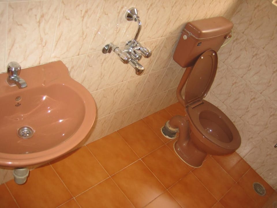 Shower, free toiletries, towels