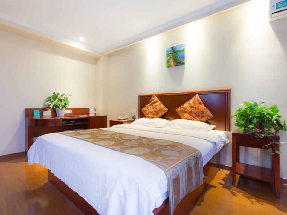 Blackout drapes, iron/ironing board, free WiFi