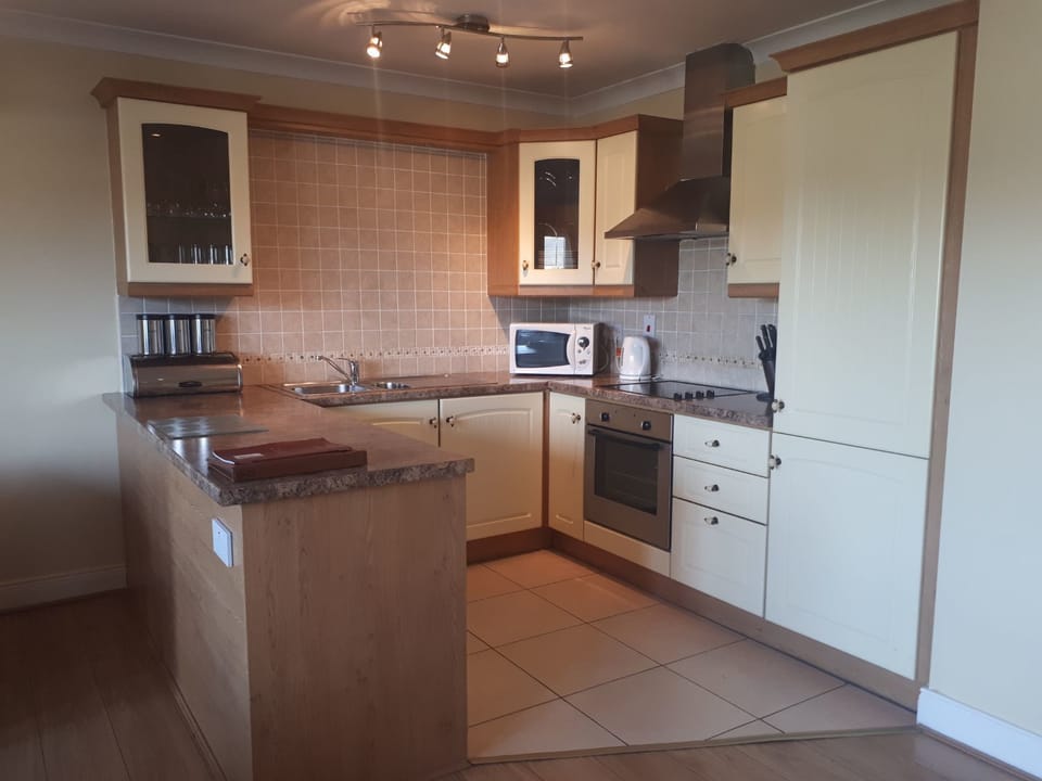 House, 3 Bedrooms | Private kitchen | Fridge, microwave, oven, stovetop