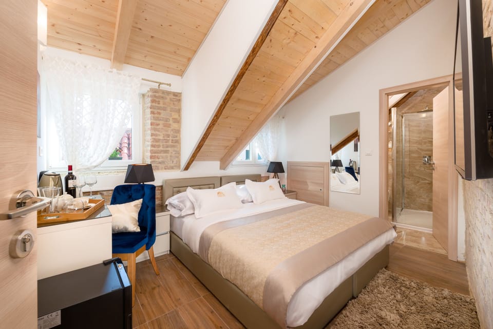 City Double Room | Minibar, in-room safe, desk, soundproofing