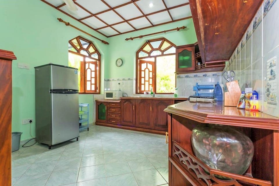Deluxe Room | Shared kitchen facilities | Fridge, toaster, cookware/dishes/utensils