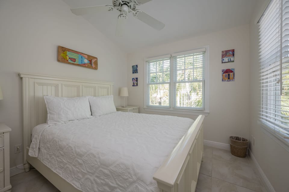 GUEST BEDROON - QUEEN BED
