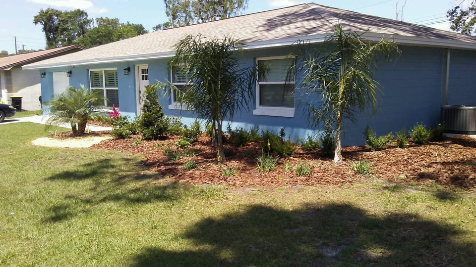 Beautiful open concept 3 bedroom    2 bath. Huge barn table. Little doggie  ok