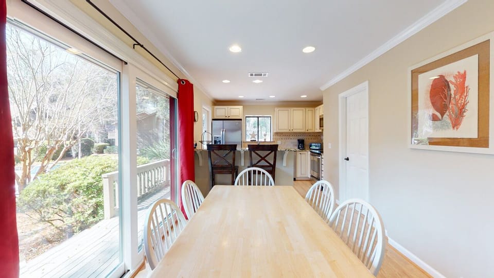 Dining Area with Seating for Six