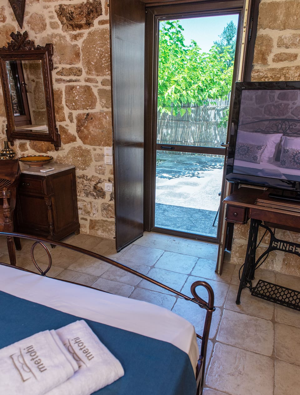 Masterbedroom with TV and small terrace 