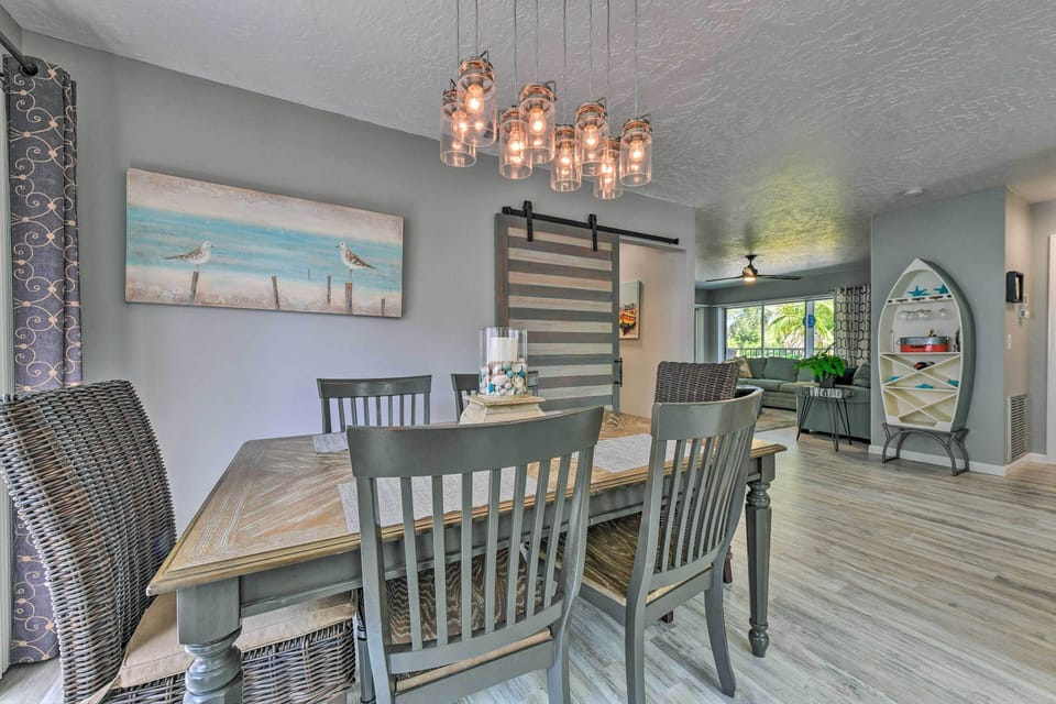 Dining Table | Coastal-Themed Decor
