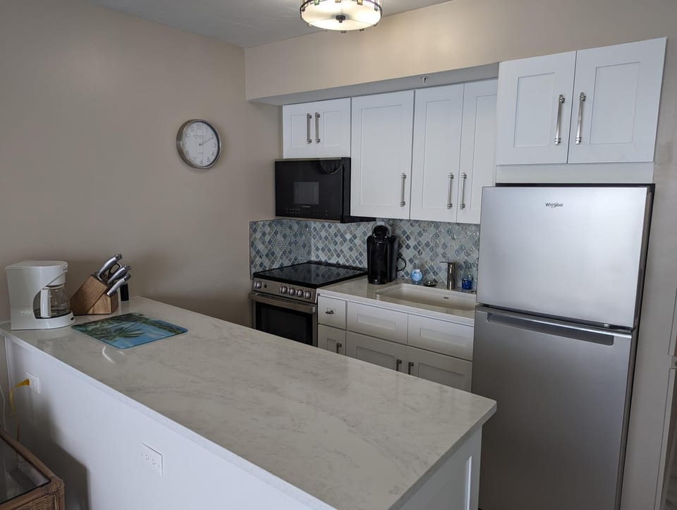 full kitchen with Island
