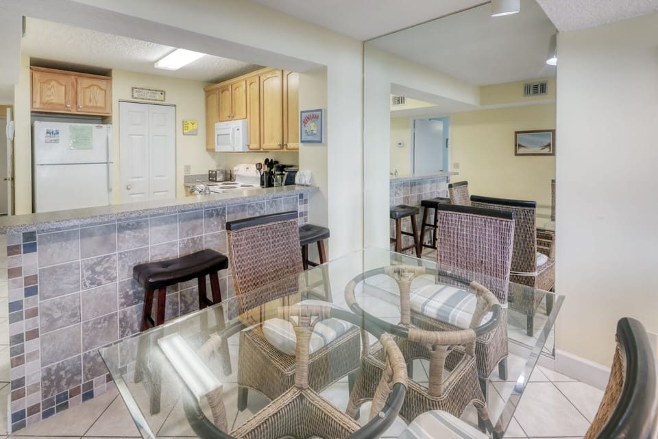 Dining Room - Bring the entire family together to dine for any meal at this inviting dining room table