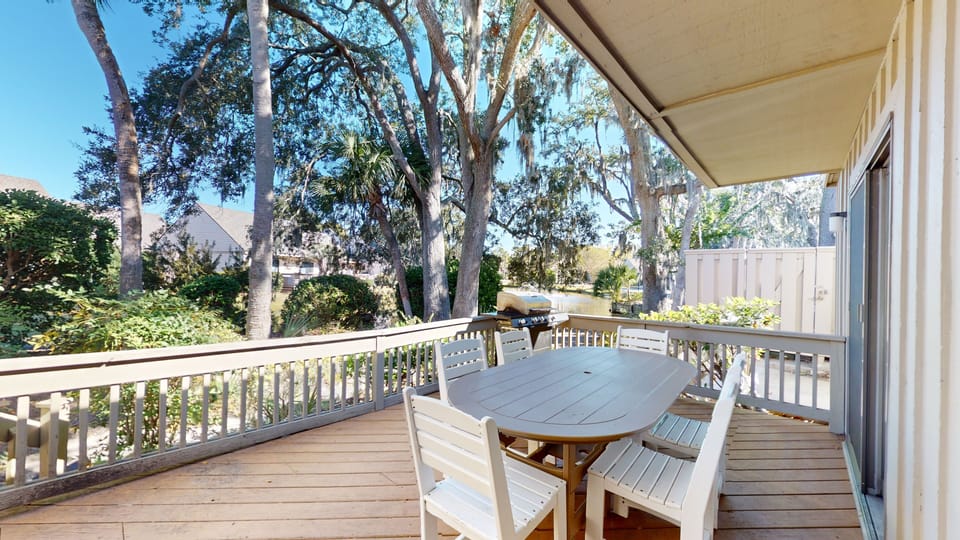 Outdoor Dining with Propane Grill