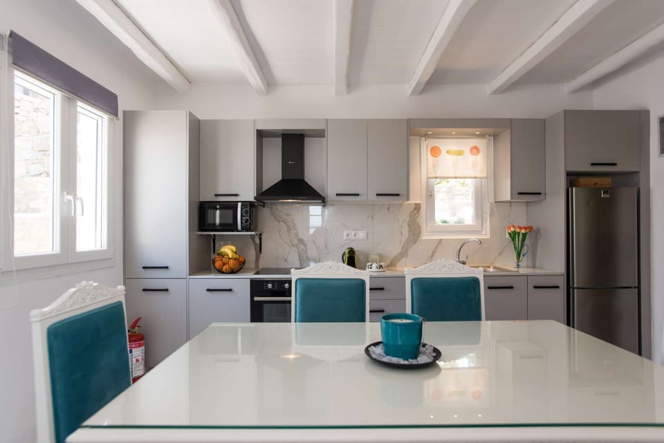 Villa Desiree Kitchen Dining 32