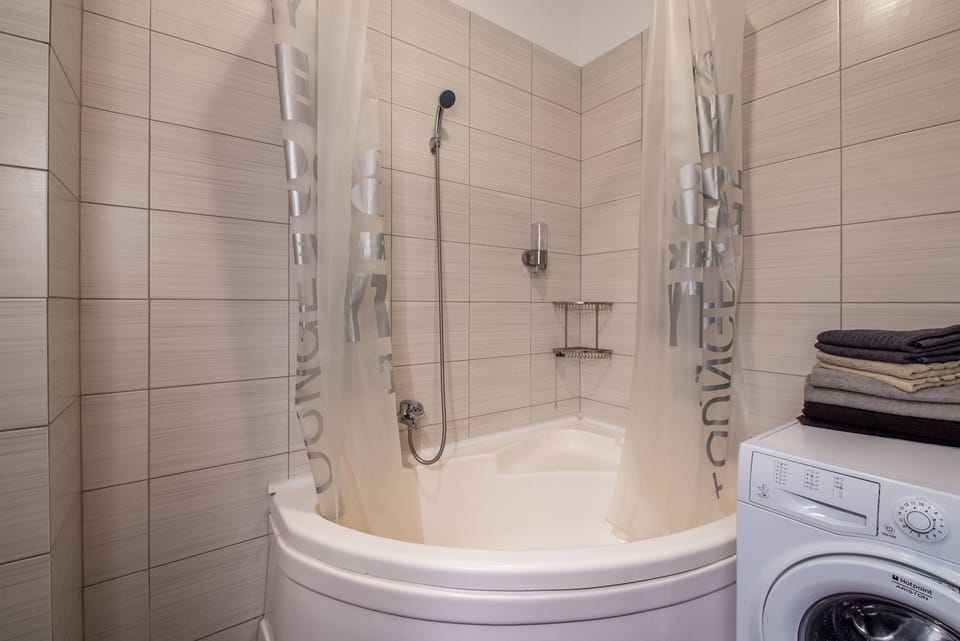 Bathtube with Shower
