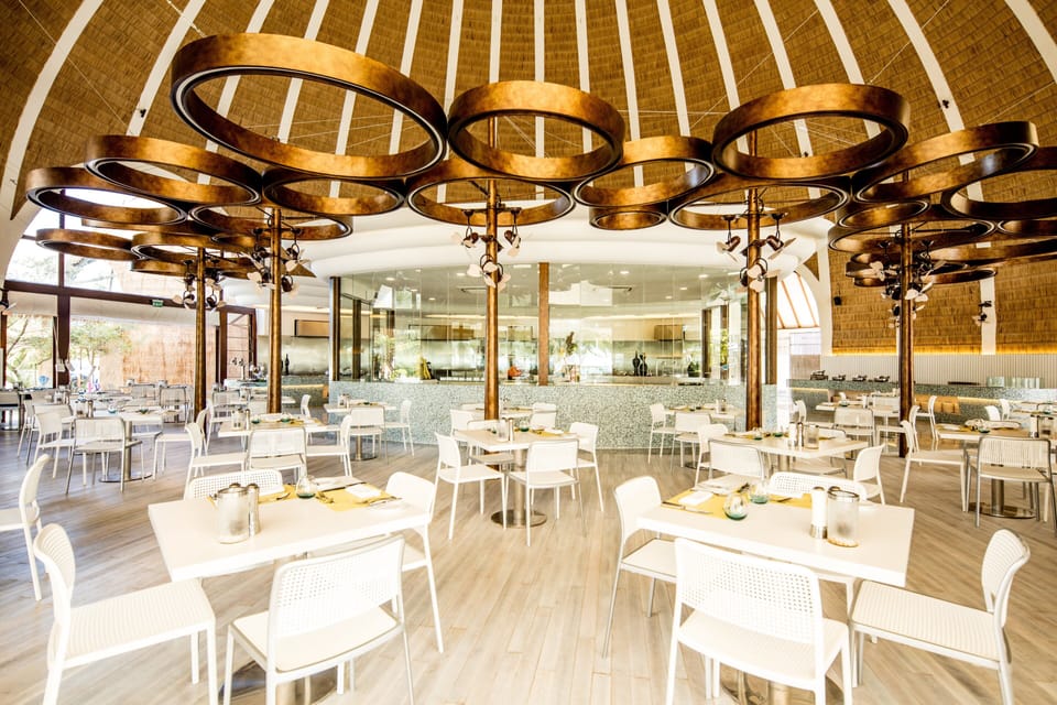 3 restaurants, breakfast, lunch, dinner served; international cuisine