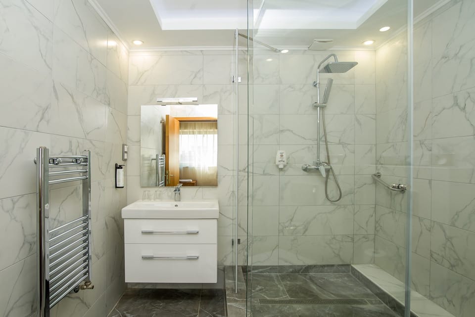 Deluxe Double Room | Bathroom | Shower, rainfall showerhead, designer toiletries, hair dryer