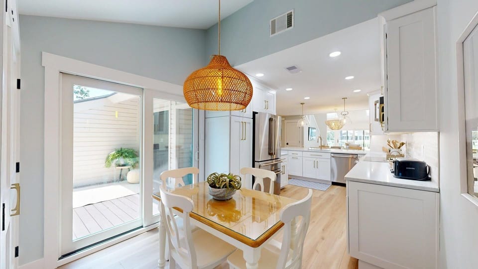 Eat-in Kitchen
