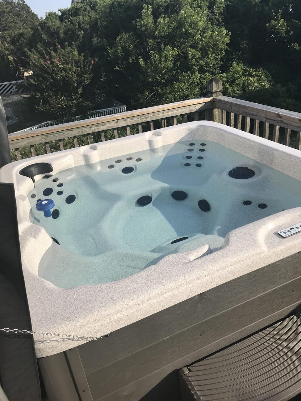 NEW!! Large, 6 person hot tub