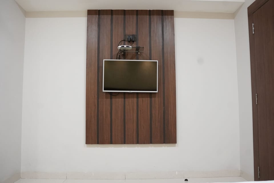 Deluxe Room, 1 Double Bed, Air conditioning | Desk, laptop workspace, blackout drapes, iron/ironing board (on request)