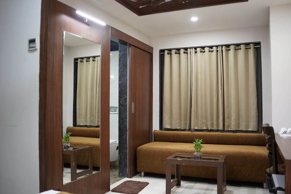 Deluxe Room, 1 Double Bed, Air conditioning | Desk, laptop workspace, blackout drapes, iron/ironing board (on request)