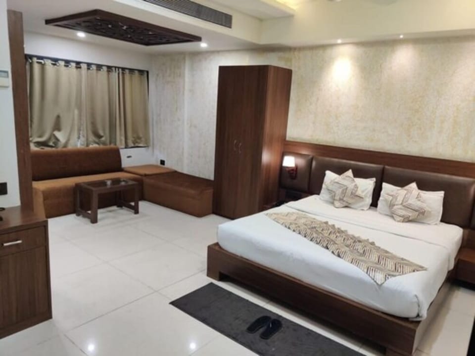 Executive Room | Desk, laptop workspace, blackout drapes, iron/ironing board (on request)
