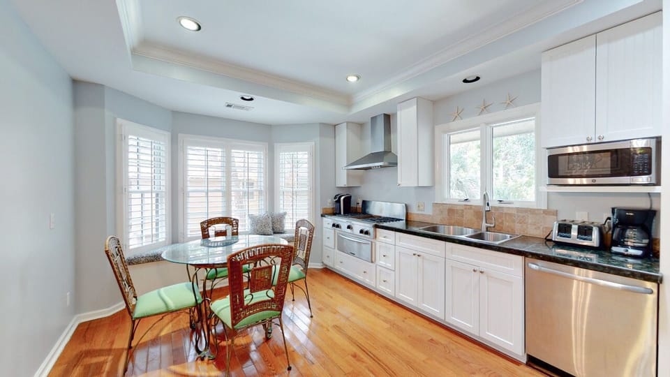 Eat-in Kitchen