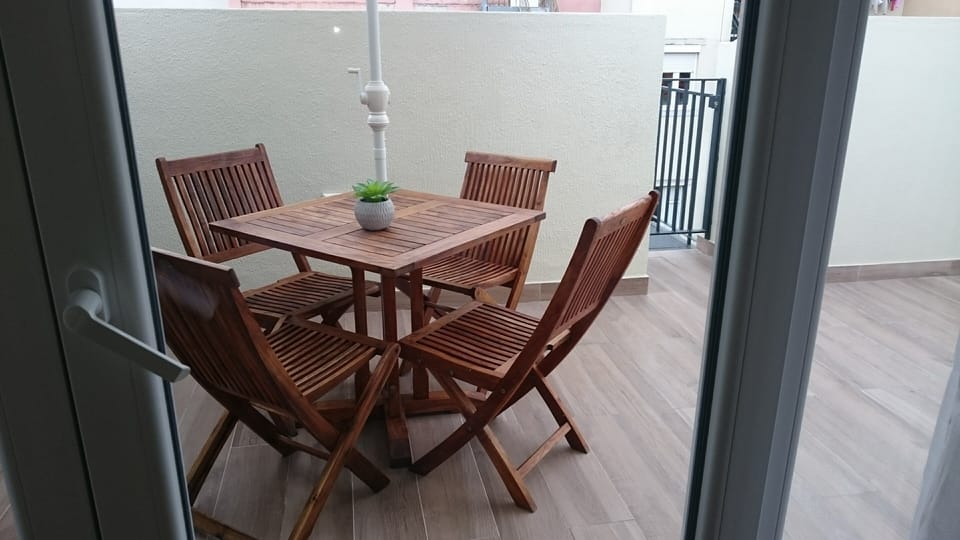 Outside dining table & chairs