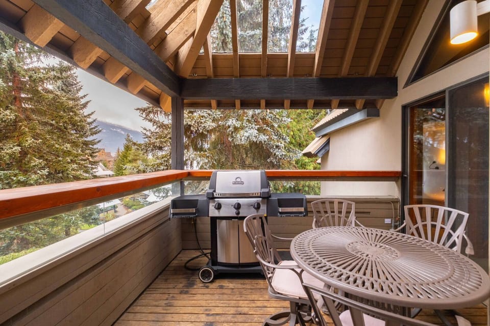Private balcony: BBQ facilities, complex view