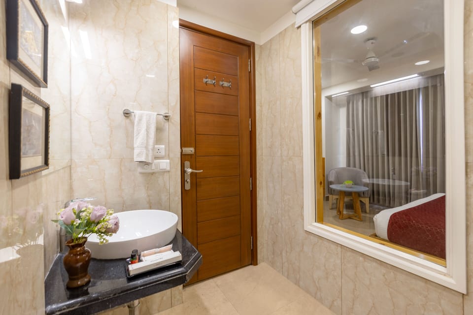 Luxury Double Room | Bathroom | Shower, free toiletries