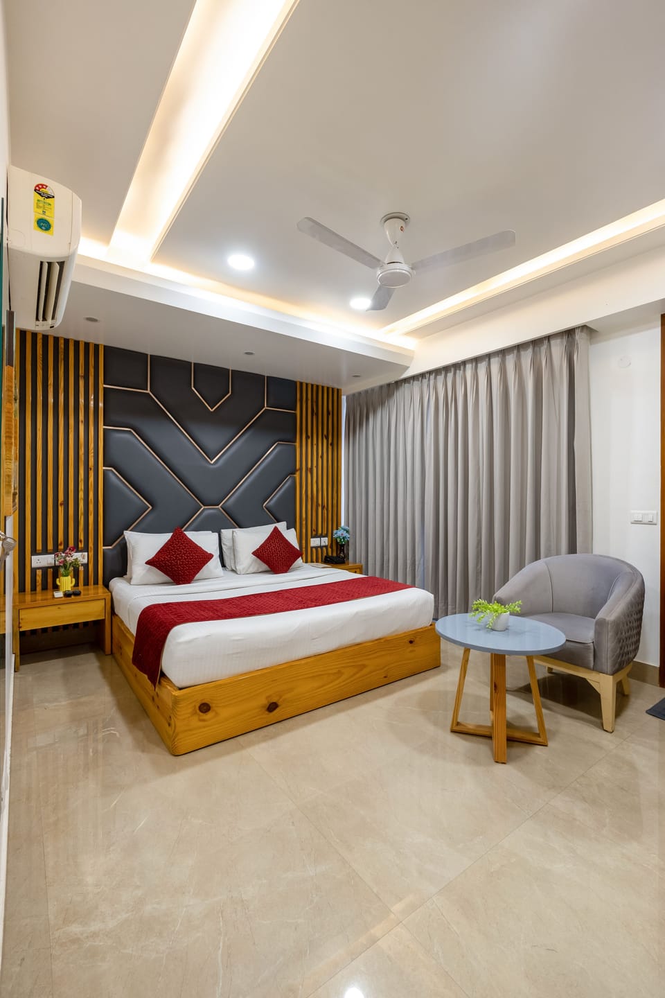 Luxury Double Room | 1 bedroom, desk, iron/ironing board, rollaway beds