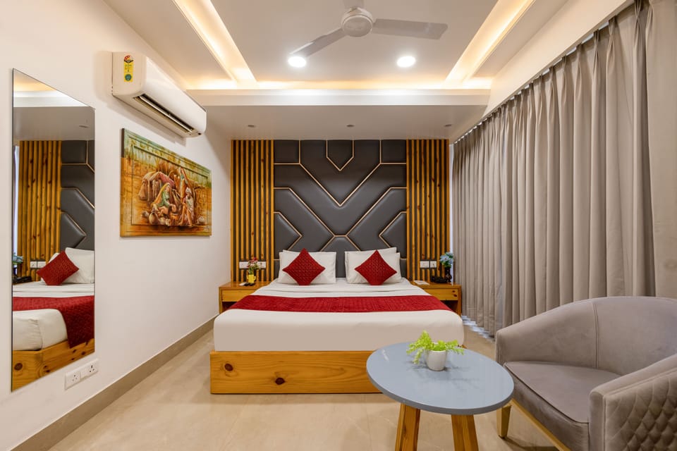 Luxury Double Room | 1 bedroom, desk, iron/ironing board, rollaway beds