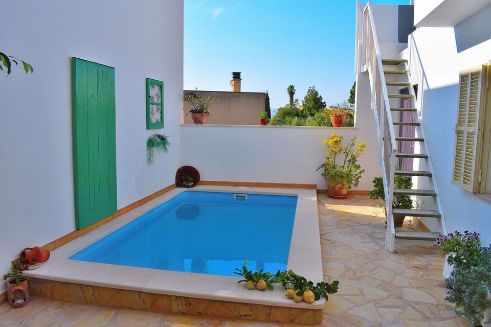Quiet pool at holiday home