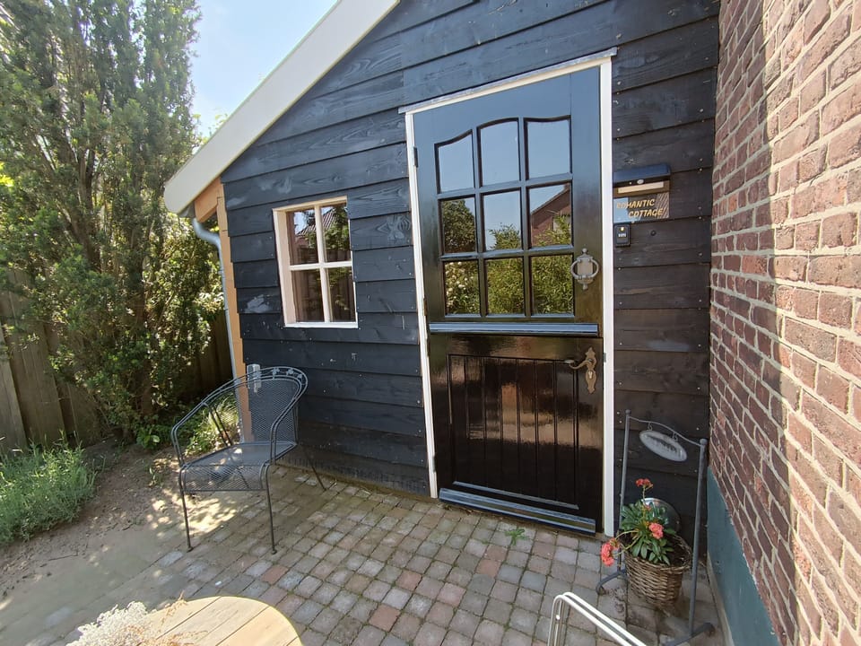 Entrance with small terrace 