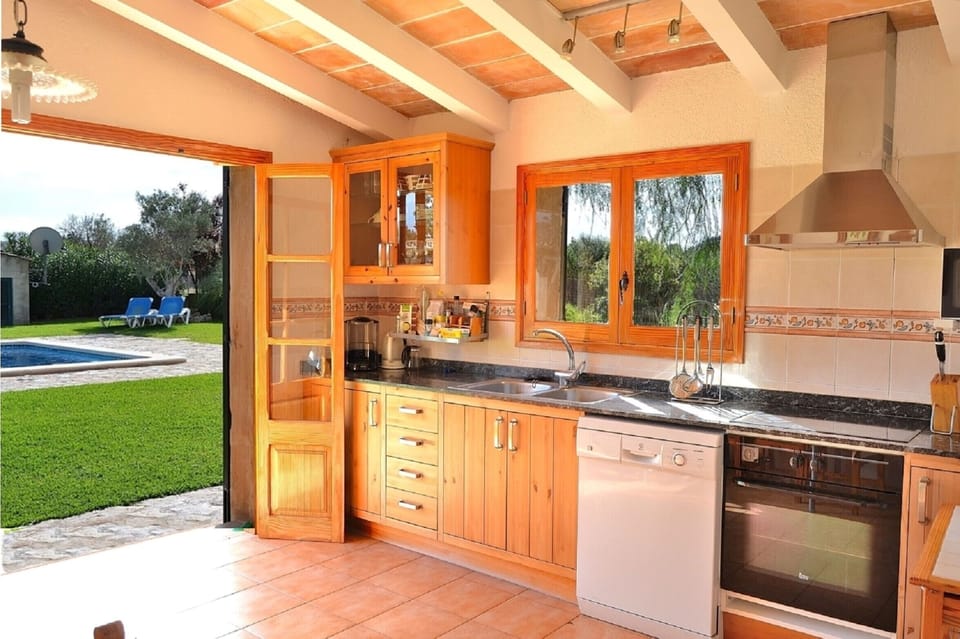 The villa has a large kitchen with space for 6 people