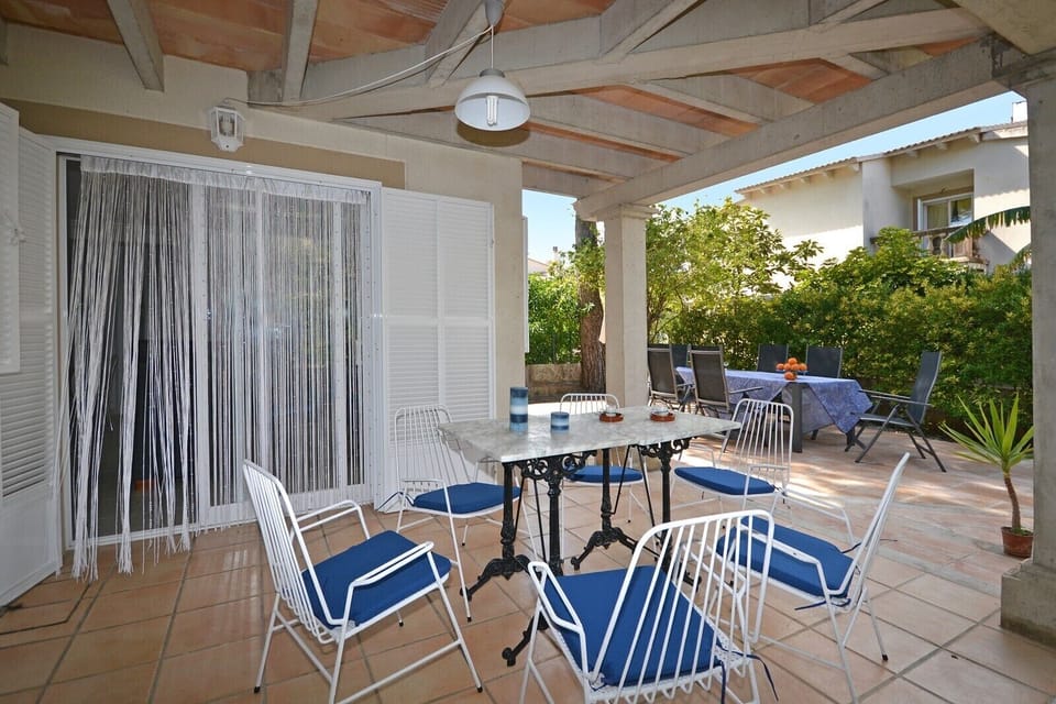 Enjoy the private garden of the Salada house, just 150 meters from the beach in Alcúdia, Mallorca. Perfect space to relax outdoors.