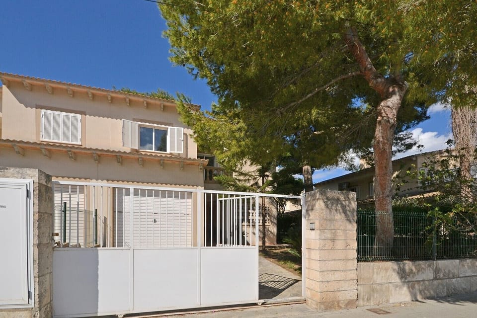 Facade of the Salada house, located 150 meters from the beach in Alcúdia, Mallorca. Main entrance with direct access to the property.