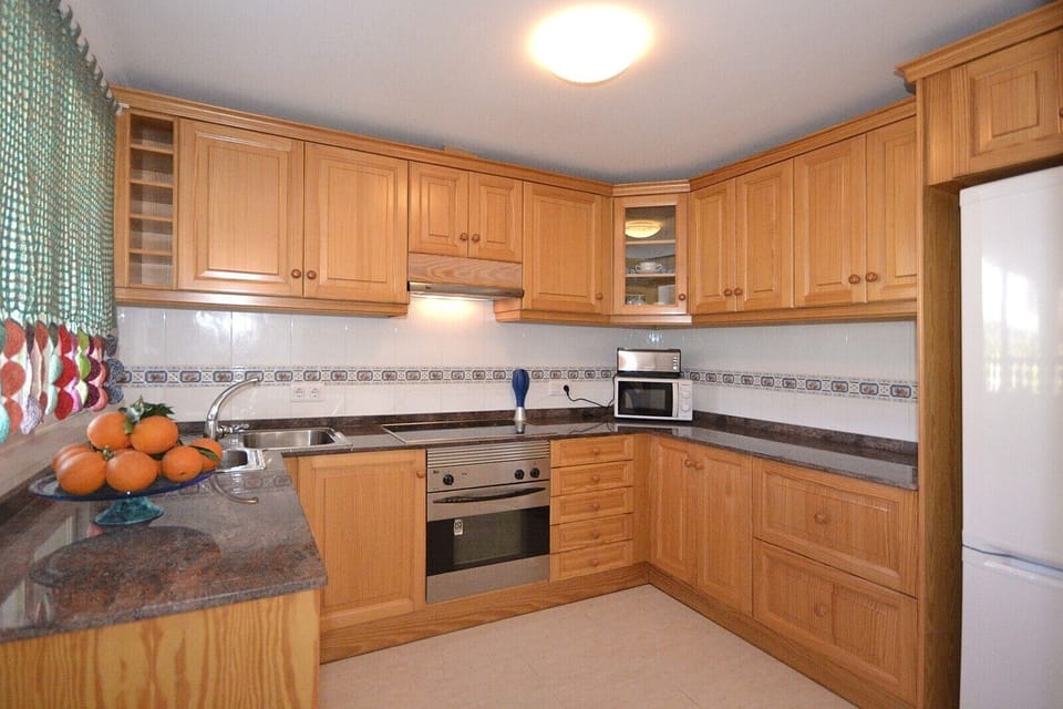 Kitchen of the Salada house, 150 meters from the beach in Alcúdia, Mallorca. Fully equipped to enjoy your meals during your vacation.