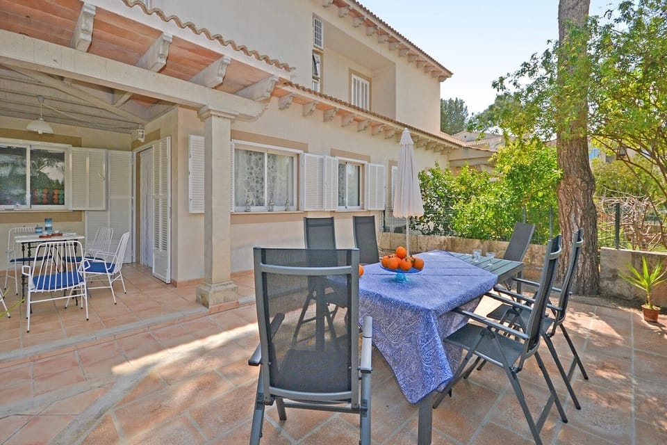 Enjoy the terrace of the Salada house, just 150 meters from the beach in Alcúdia, Mallorca. Ideal space for outdoor dining and relaxation.