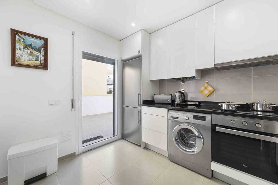 Holiday apartement with two bedrooms, one bedroom with double bed and another bedroom with 2 single beds. This flat has a bathroom with bathtub, a fully equipped kitchen, wifi, cable channel and parking space for 1 car.  This flat is located 300 meters from the beach of São Martinho do Porto.