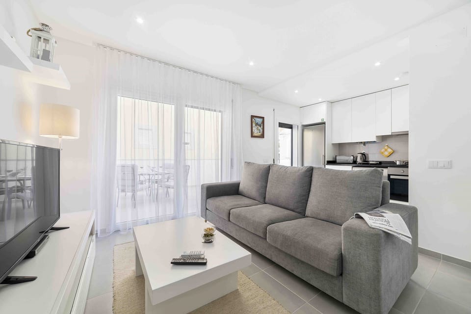 Holiday apartement with two bedrooms, one bedroom with double bed and another bedroom with 2 single beds. This flat has a bathroom with bathtub, a fully equipped kitchen, wifi, cable channel and parking space for 1 car.  This flat is located 300 meters from the beach of São Martinho do Porto.