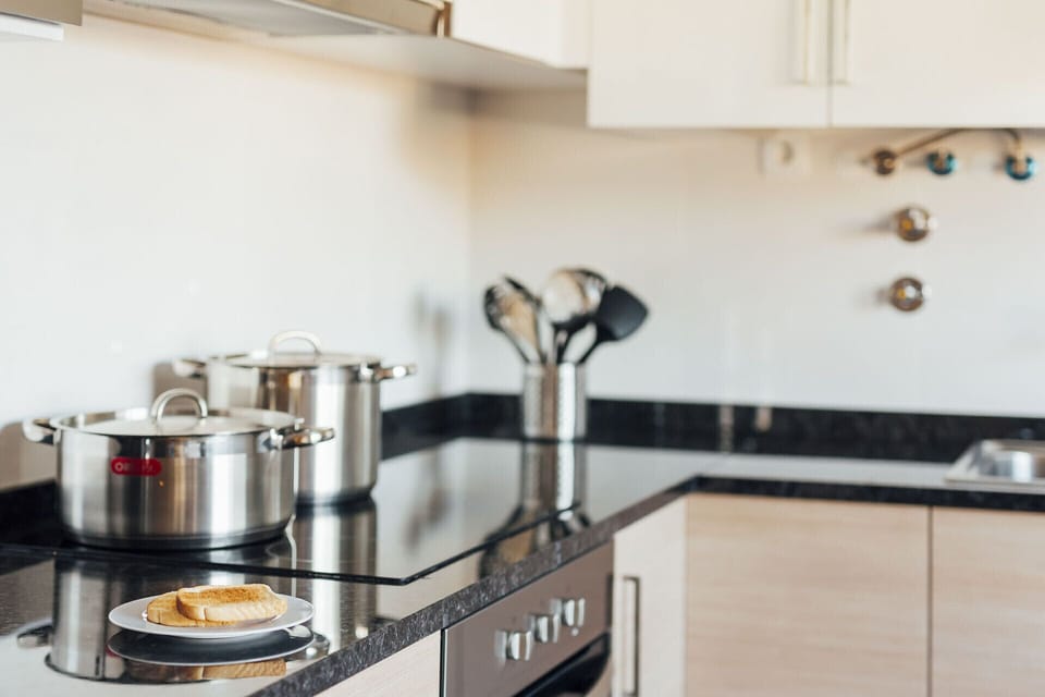 Holiday flat with 2 bedrooms, 1 bedroom with double bed and 1 bedroom with two single beds, equipped kitchen and pool on the shared terrace. This flat is located on the site of Nazaré, you can access the beach through the famous lift.