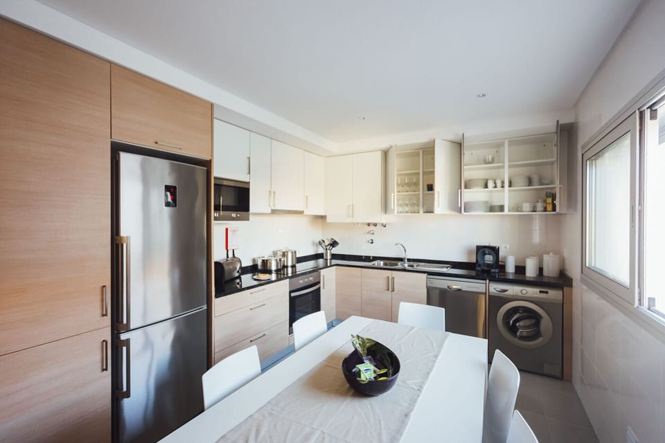 Holiday flat with 2 bedrooms, 1 bedroom with double bed and 1 bedroom with two single beds, equipped kitchen and pool on the shared terrace. This flat is located on the site of Nazaré, you can access the beach through the famous lift.