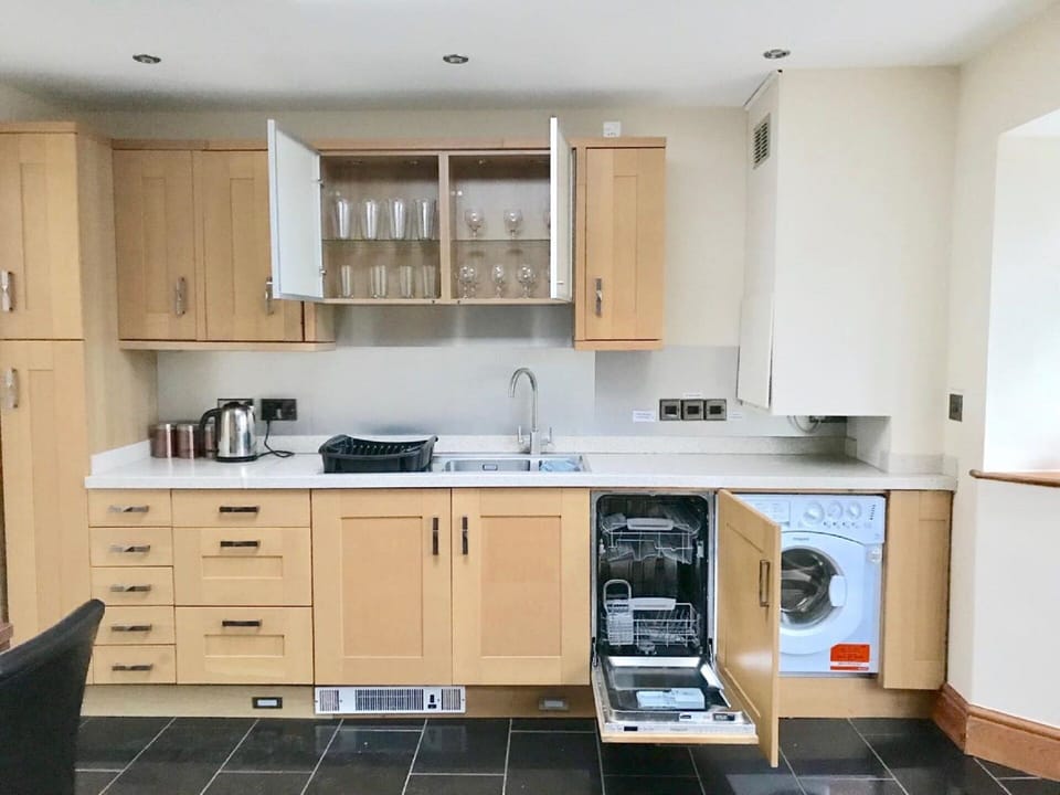 Washing machine and dishwasher provided