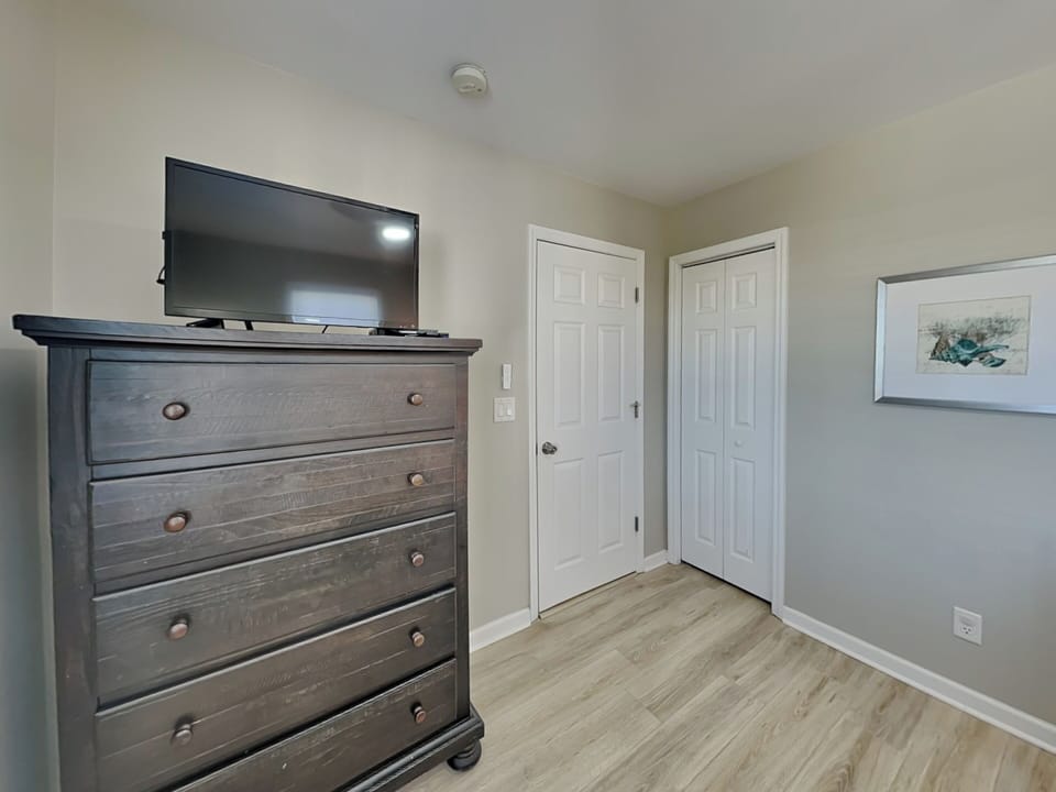 Fifth Bedroom - Smart TV