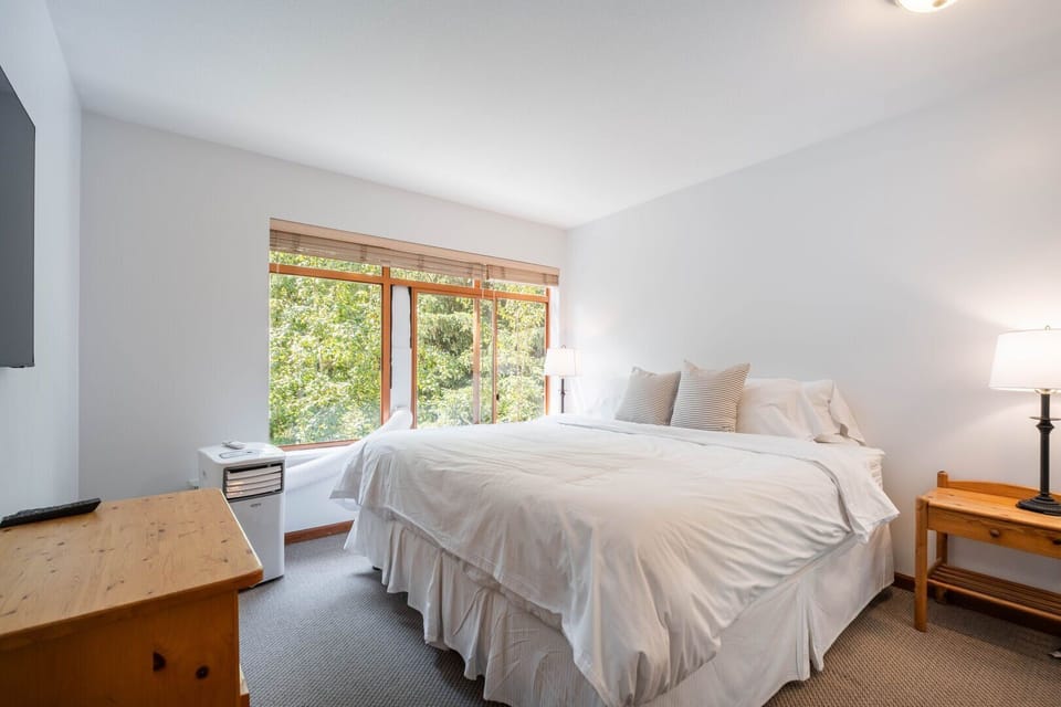 Primary bedroom: King bed, Ensuite bathroom, Air conditioned