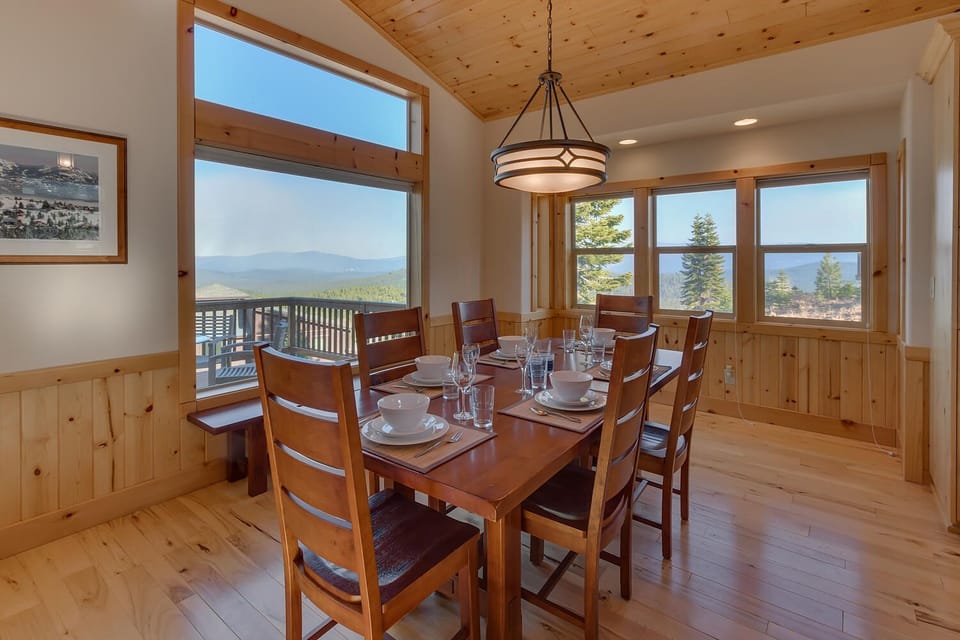 Spacious dining area, views!