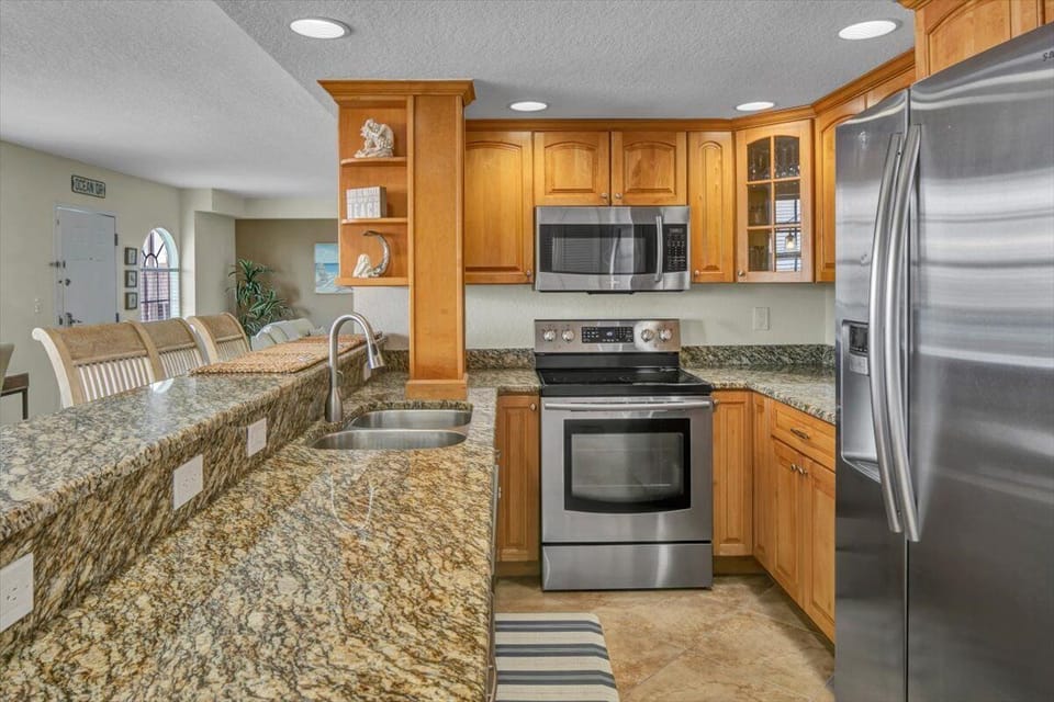 Kitchen
Stainless appliances
Eat in bar