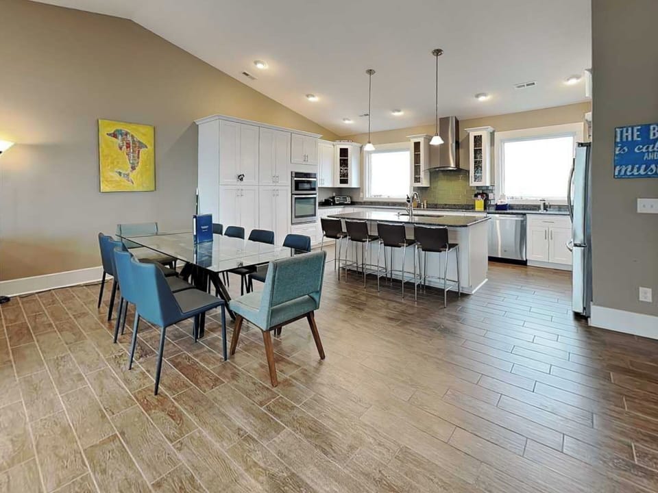 Dining Area Connecting to the Kitchen