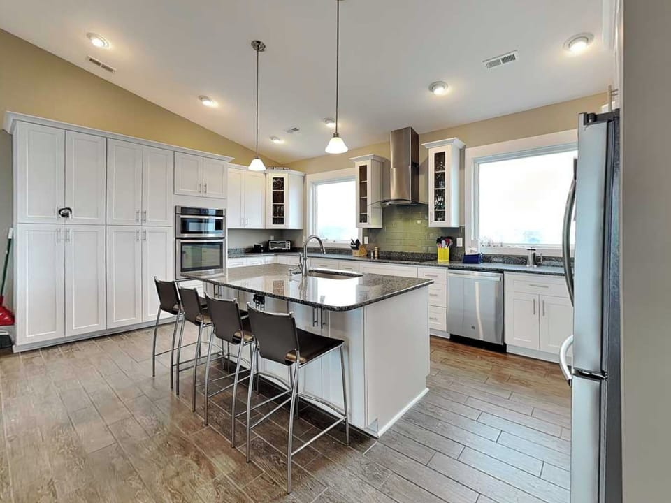 Fully Equipped Kitchen + Breakfast Bar Seating for 4